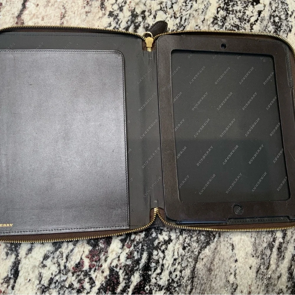Authentic Burberry zippered Ipad cover w/ Dustbag, COA for Sm Early Gen ipads